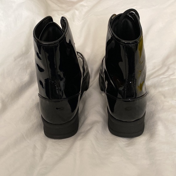 IRI Unisex Boots.  Boots have been worn once. Fits unisex size 5 - Picture 3 of 5